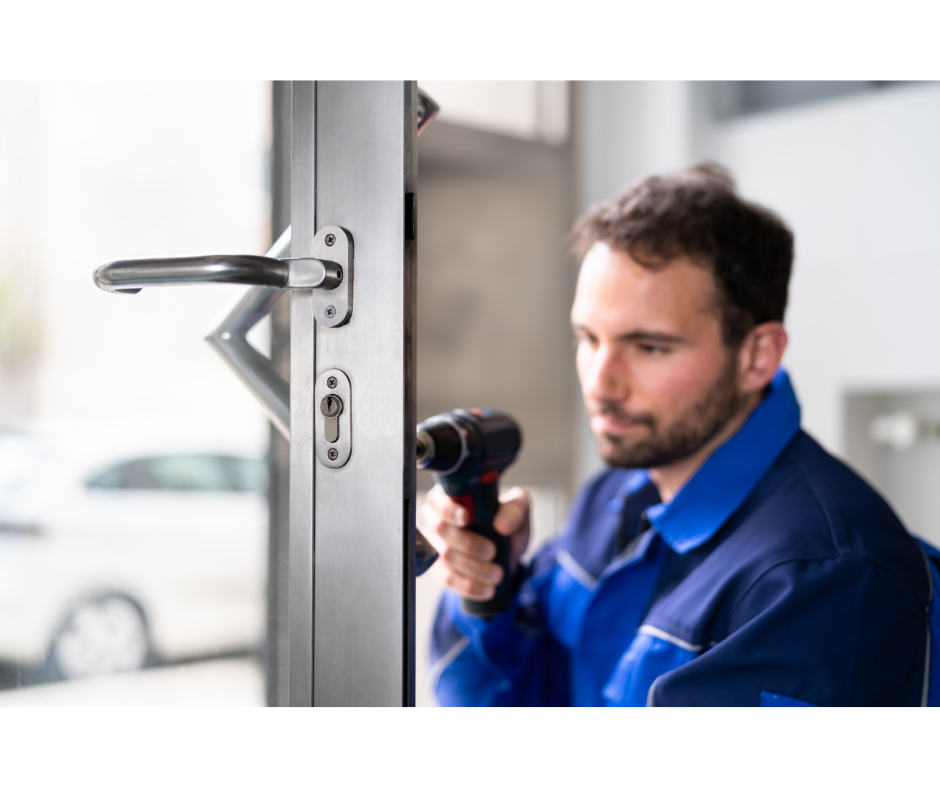 Ouverture d'une porte simple claquée Ouverture d'une porte simple claquée