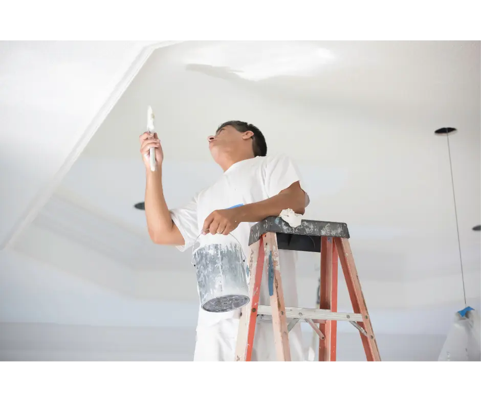 Peindre un plafond en bon état avec une peinture classique (hauteur entre 3 et 5 m)