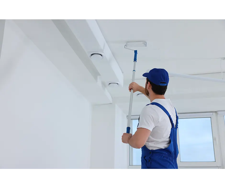 Peindre un plafond en bon état avec une peinture spéciale (hauteur inférieure à 3 m)