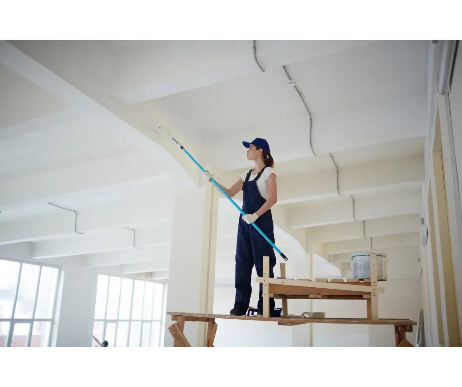 Peindre un plafond en état moyen avec une peinture classique (hauteur entre 3 et 5 m)