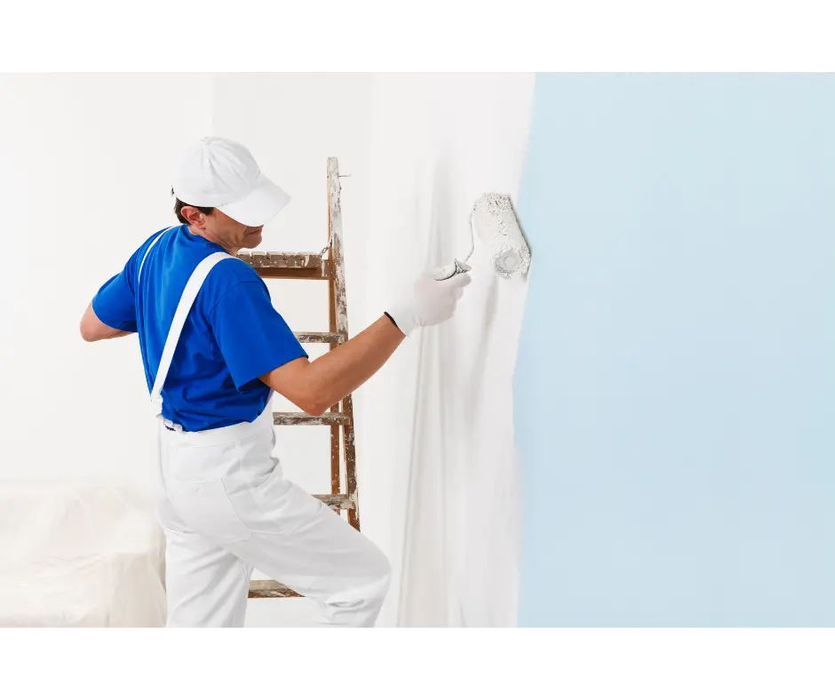 Peindre un plafond en état moyen avec une peinture spéciale (hauteur inférieure à 3 m)