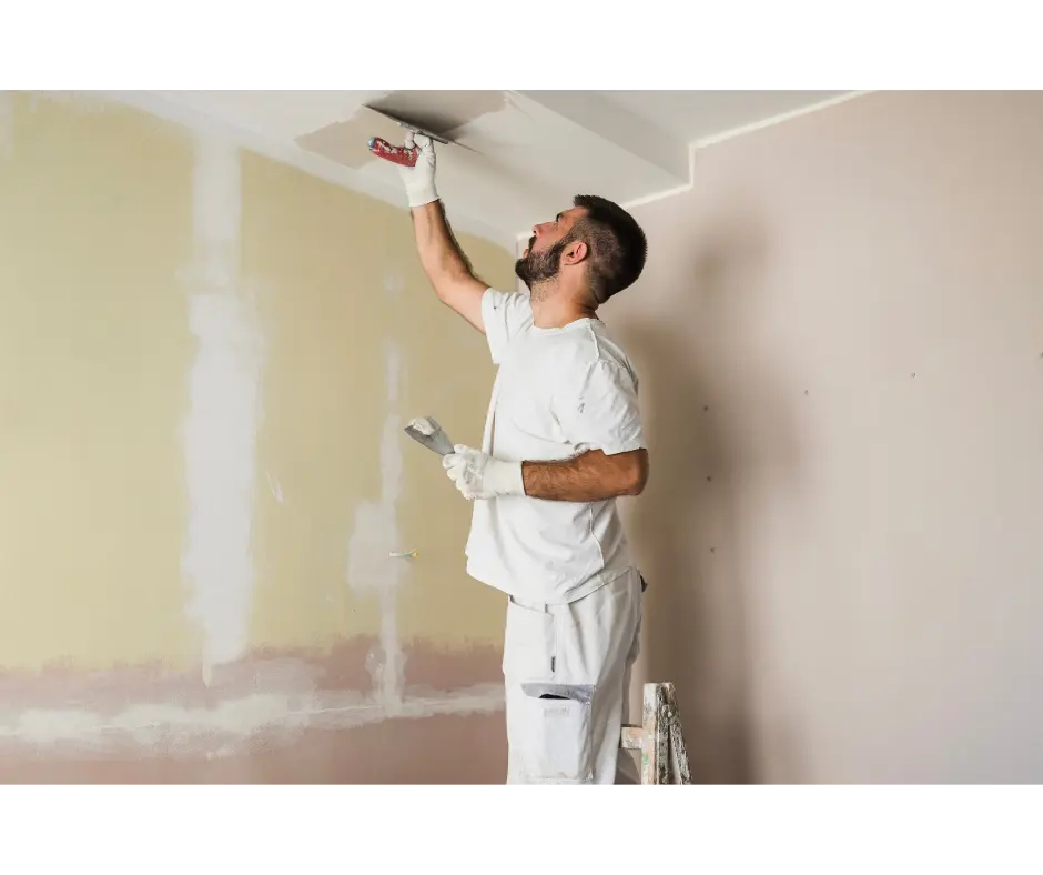 Peindre un plafond en mauvais état avec une peinture classique (hauteur inférieure à 3 m)