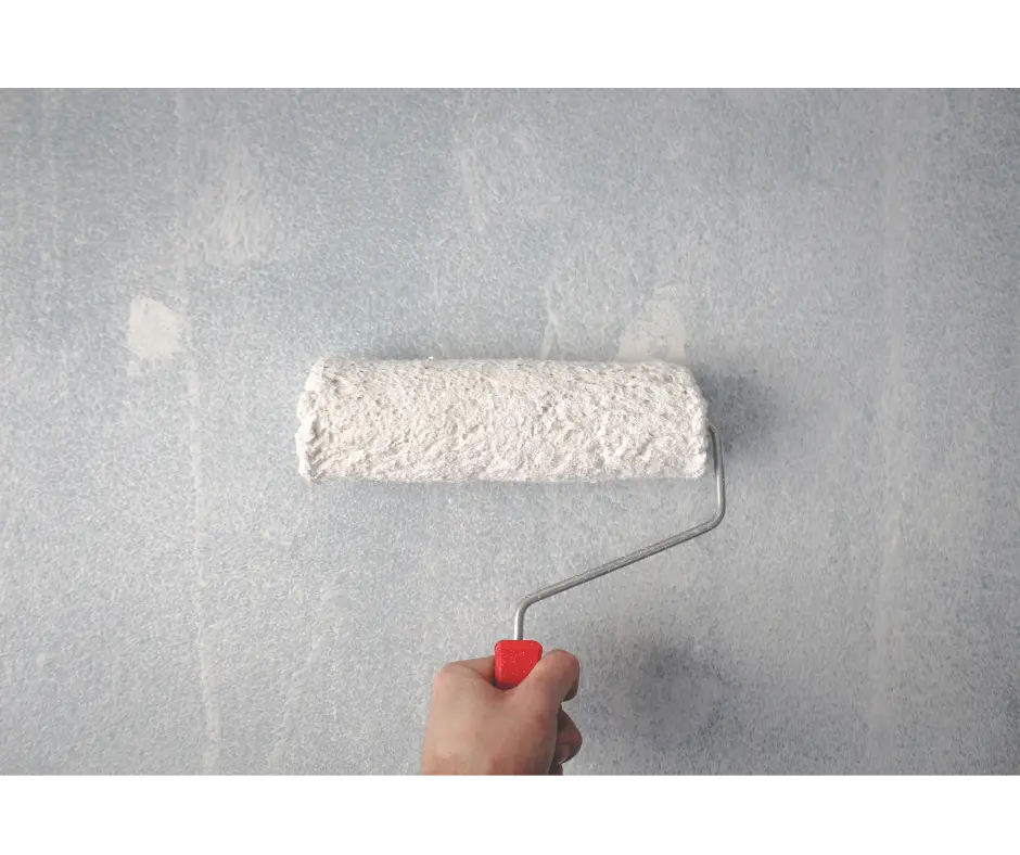 Peindre un plafond en mauvais état avec une peinture classique (hauteur entre 3 et 5 m)