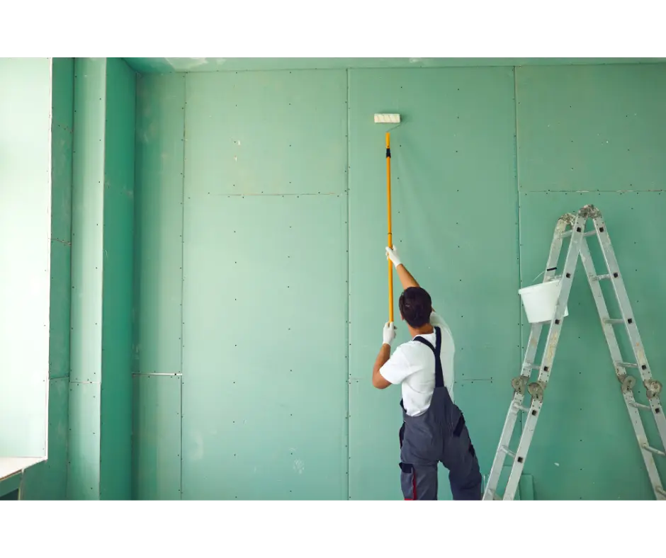 Peindre des murs en mauvais état avec une peinture spéciale (hauteur entre 3 et 5 m)