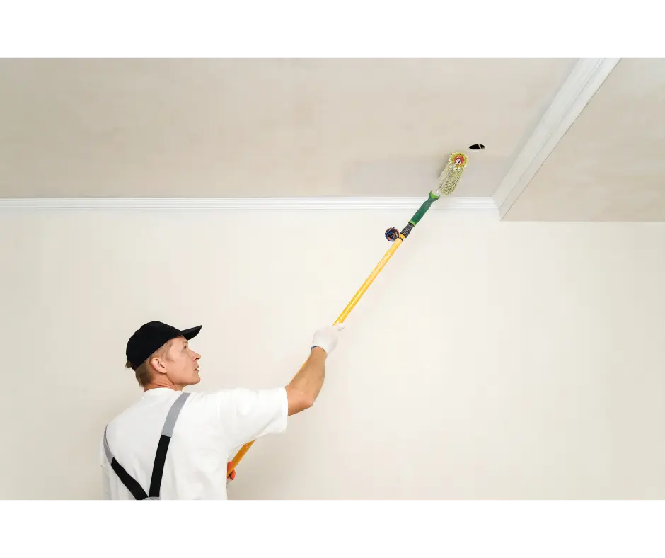 Peindre les murs et le plafond en bon état avec une peinture classique (hauteur inférieure à 3 m)