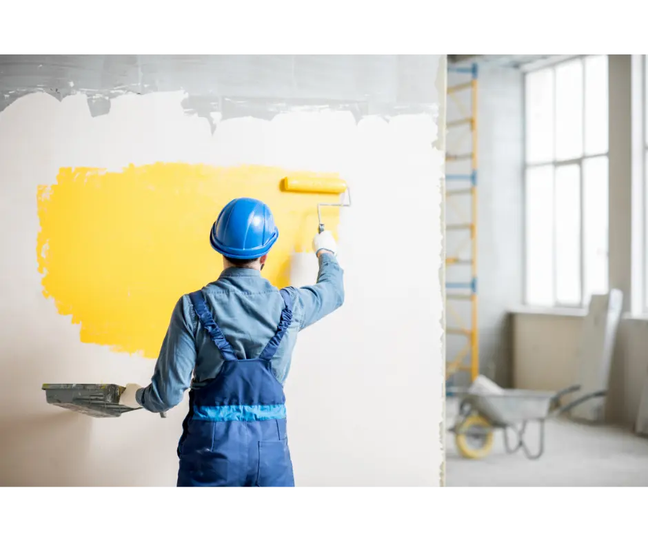 Peindre les murs et le plafond en état moyen avec une peinture classique (hauteur inférieure à 3 m)