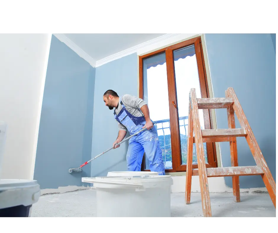 Peindre les murs et le plafond en état moyen avec une peinture classique (hauteur entre 3 et 5 m)