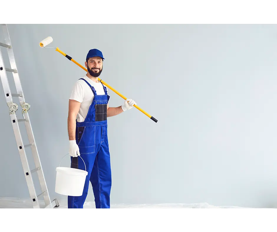 Peindre les murs et le plafond en état moyen avec une peinture spéciale (hauteur entre 3 et 5 m)
