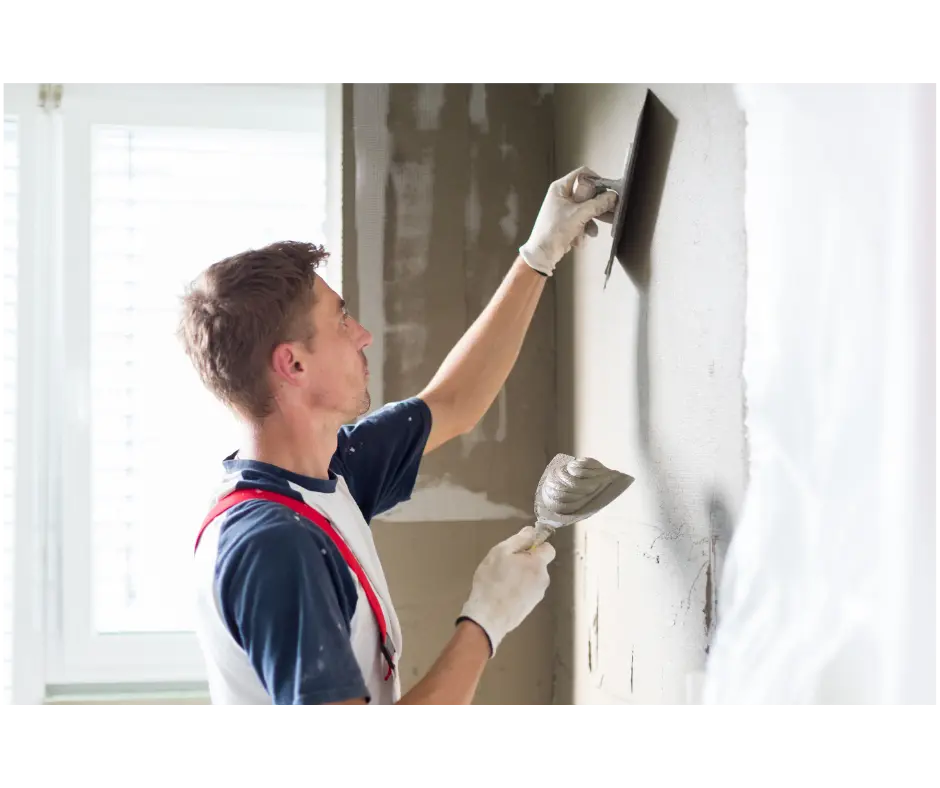 Peindre les murs et le plafond en mauvais état avec une peinture classique (hauteur inférieure à 3 m)