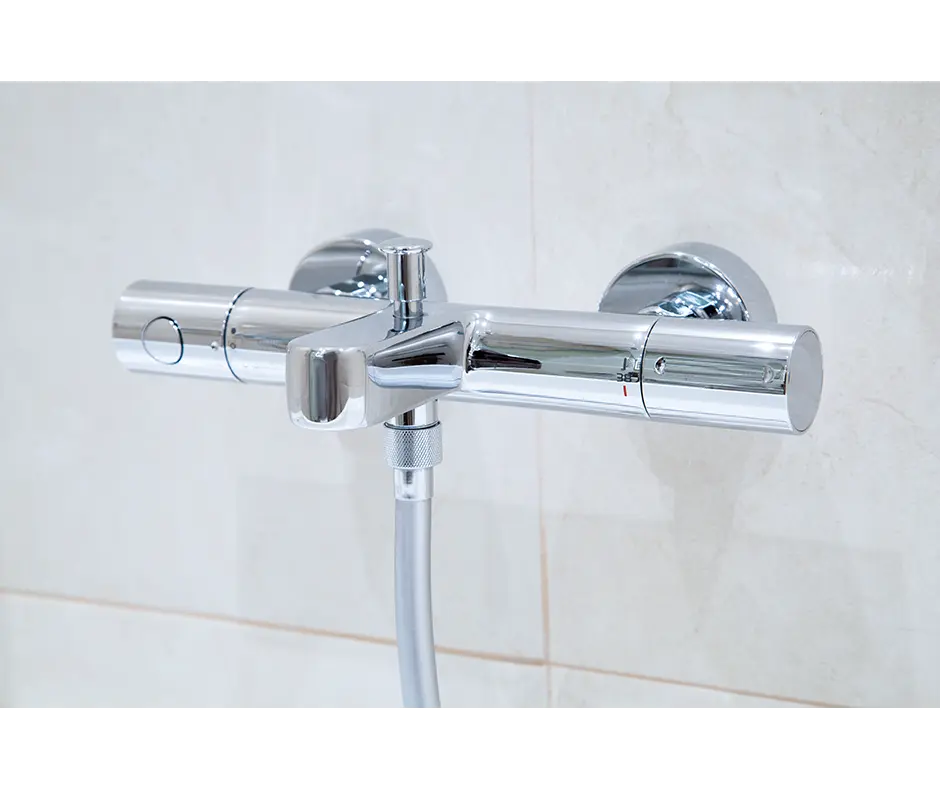 Fourniture et pose d'un robinet mitigeur thermostatique (baignoire)