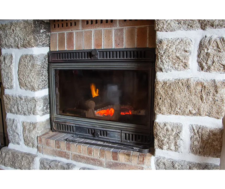 Ramonage d'un insert de cheminée, poêle à bois et poêle à granulés