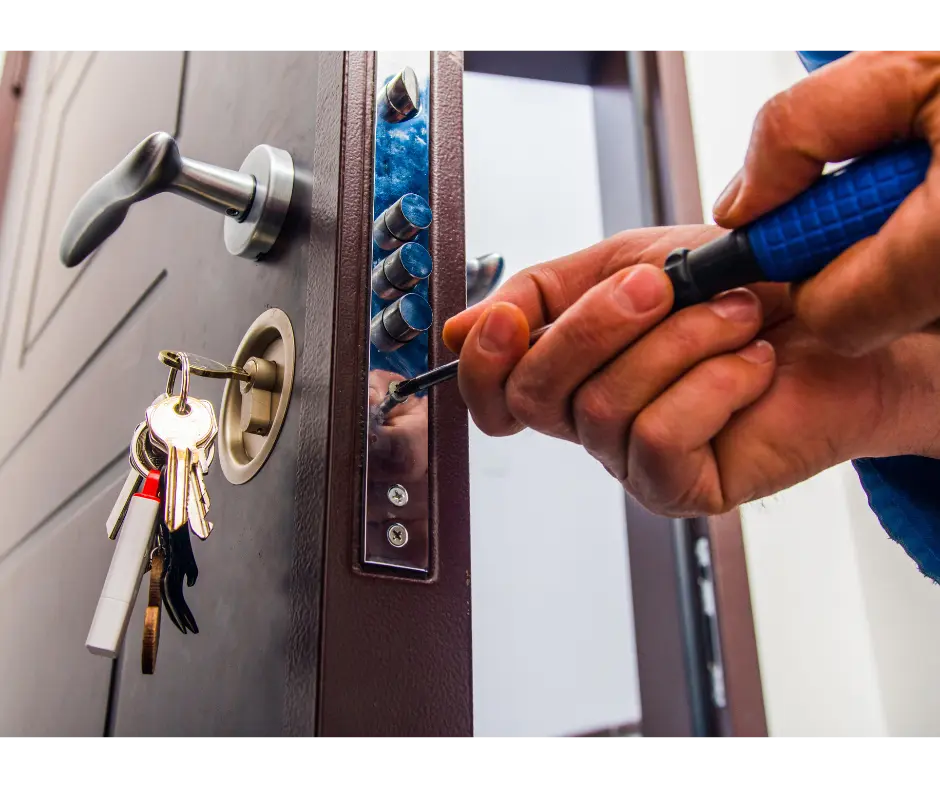 Ouverture d'une porte blindée claquée