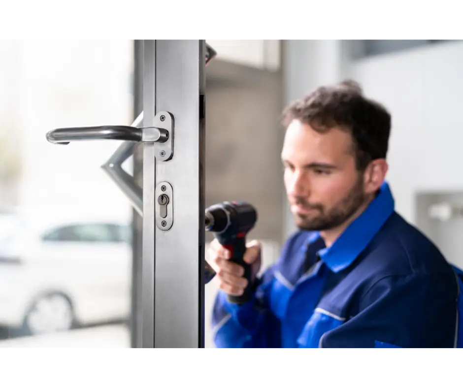 Ouverture d'une porte simple claquée